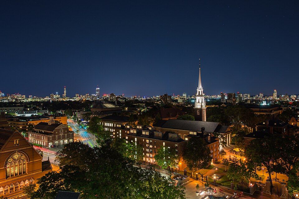 사이언스 센터에서 내려다본 밤의 하버드 야드와 메모리얼 홀