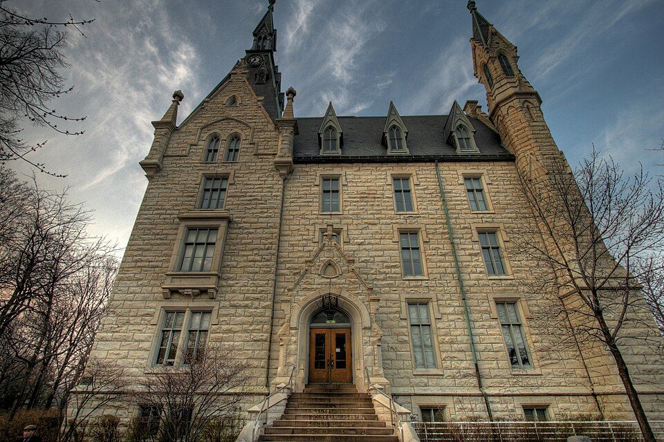 노스웨스턴 대학교 유니버시티 홀의 석조 건물