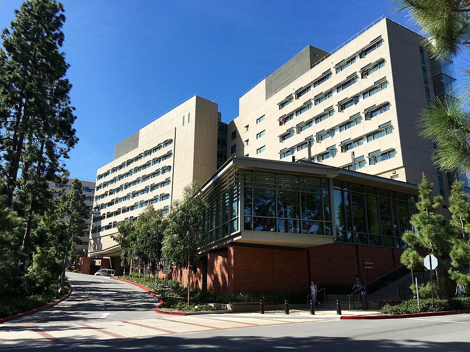 UCLA 힐 기숙사 지역의 카네세일 커먼스