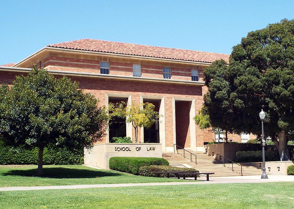 UCLA 로스쿨 남쪽 입구