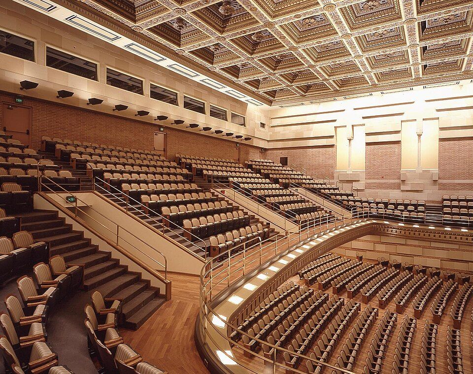 UCLA 로이스 홀 공연장의 객석