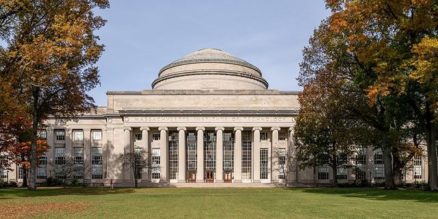 MIT 킬리언 코트 잔디밭과 그레이트 돔