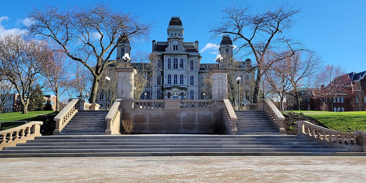 시러큐스 대학교 홀 오브 랭귀지스와 앞 광장 계단