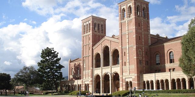 UCLA 로이스 홀과 앞 잔디밭